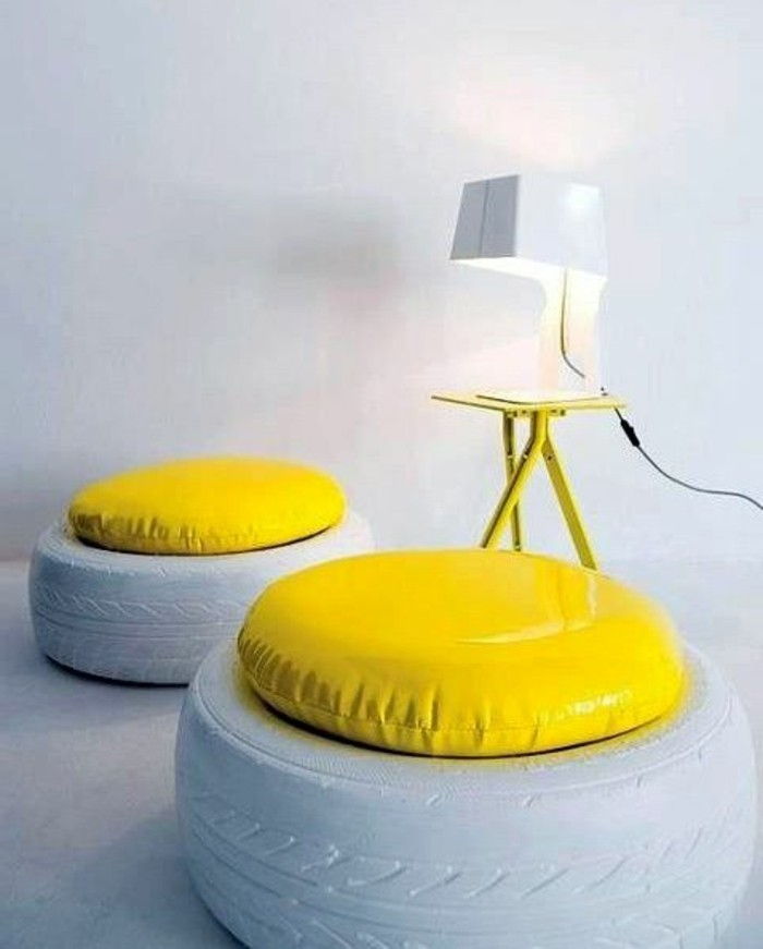 dve stoličky-in-žlto-bielo-používajú pneumatiky recyklácia kutilstvo nábytok