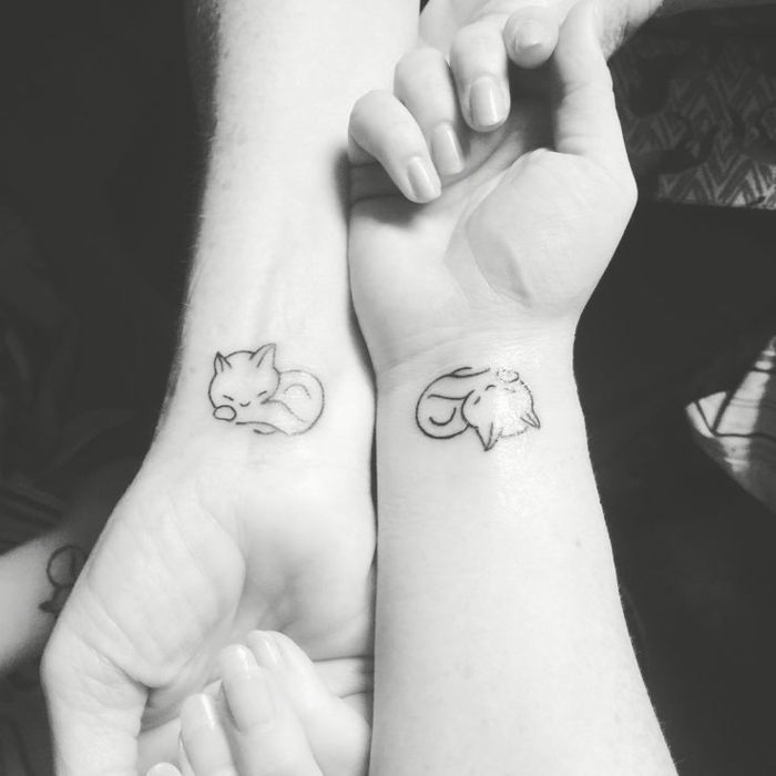 nawet świetne pomysły na małe tatuaże na rękach - dwa to słodkie słodkie białe koty