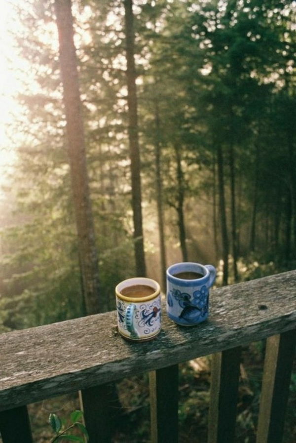 två kaffekoppar-on-the-trä-terrass-in-skogen