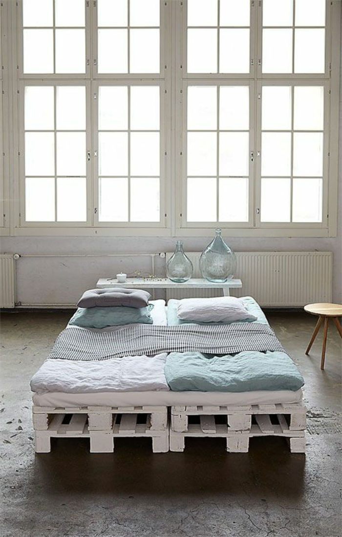 Två små europall sängar och vit minimalistiska sovrum enhet