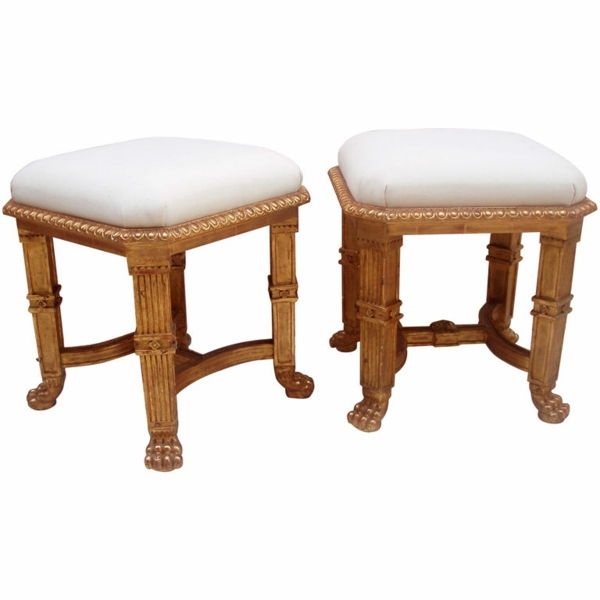 dwa małe i bardzo piękne stołki na białym tle w stylu wiejskiego kraju