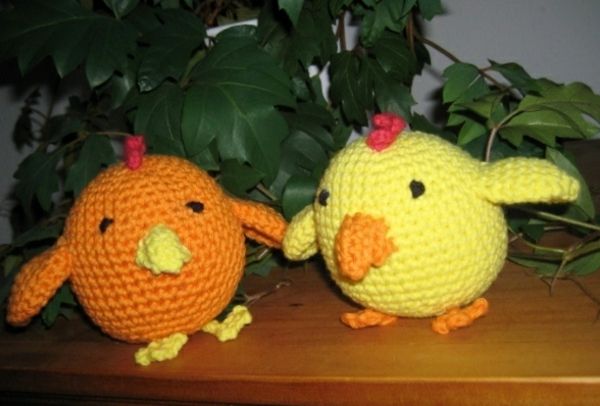 De dois schönen_kleinen-chick-on-table-crochet