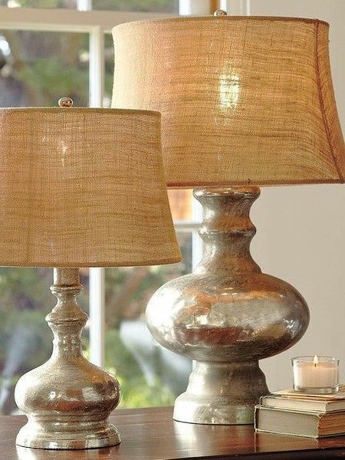drewniane lampy parapetowe z abażurami tekstylnymi