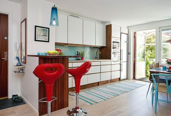 Dvigubas, raudonas-barstolas, prabangus butas-spalvingas kilimas ir jauki atmosfera virtuvėje