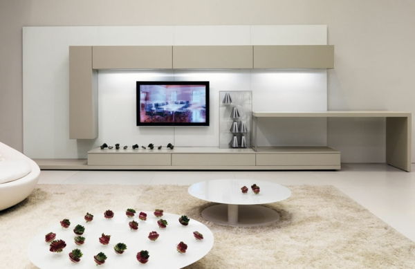 dvojkrídlové hniezdo-stoličky v bielej obývačke s moderným nábytkom
