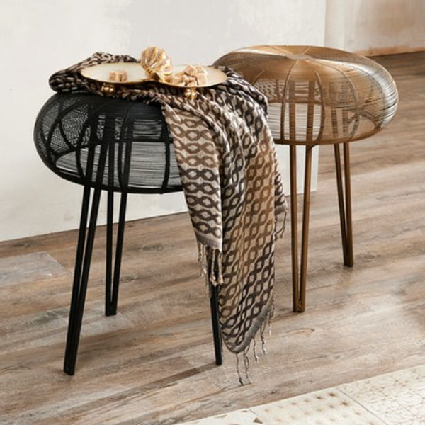 dwa piękne stołki w wiejskim stylu z ciekawą formą - koc i tablica na nim