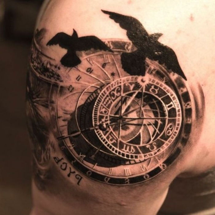juodi paukščiai ir kompasas - idėja kompaso tatuiruotė ant peties