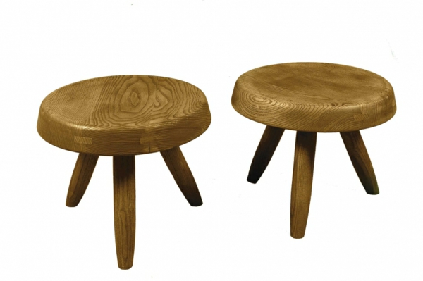 dwa super-słodkie-stołki w wiejskim stylu z trzema nogami